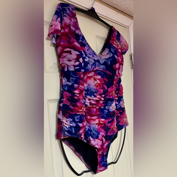 Torrid wire-free swimsuit size 2 - Picture 6 of 7